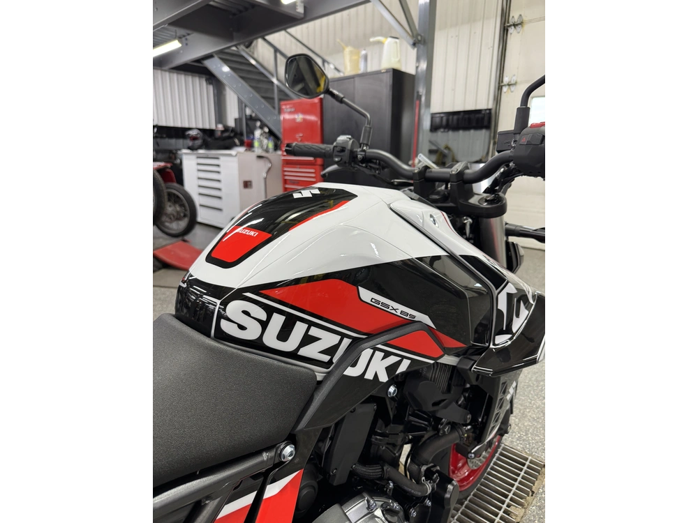 2025 Suzuki Gsx-8sm5 alt