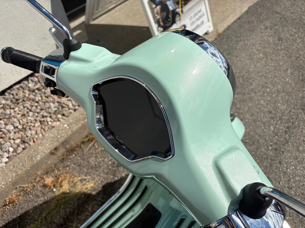 2027 Vespa Primavera 50 alt