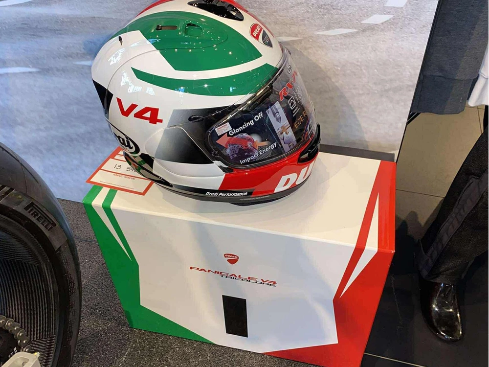 Ducati Panigale V4 Tricolore + 5000$ En Accessoires Ou Vêtements 2025 alt