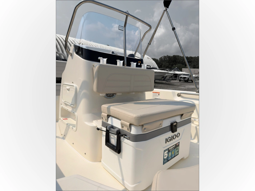 2027 Boston Whaler 170 Montauk