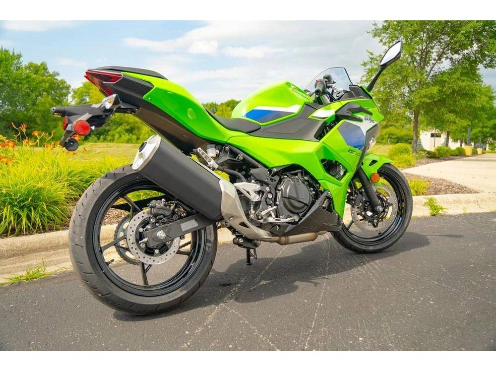 2026 Kawasaki Ninja® 500 alt