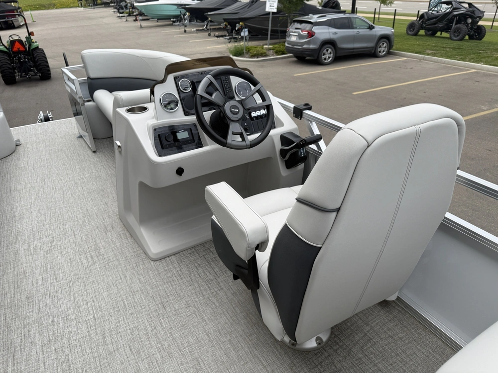 2025 Tahoe 2380ql alt