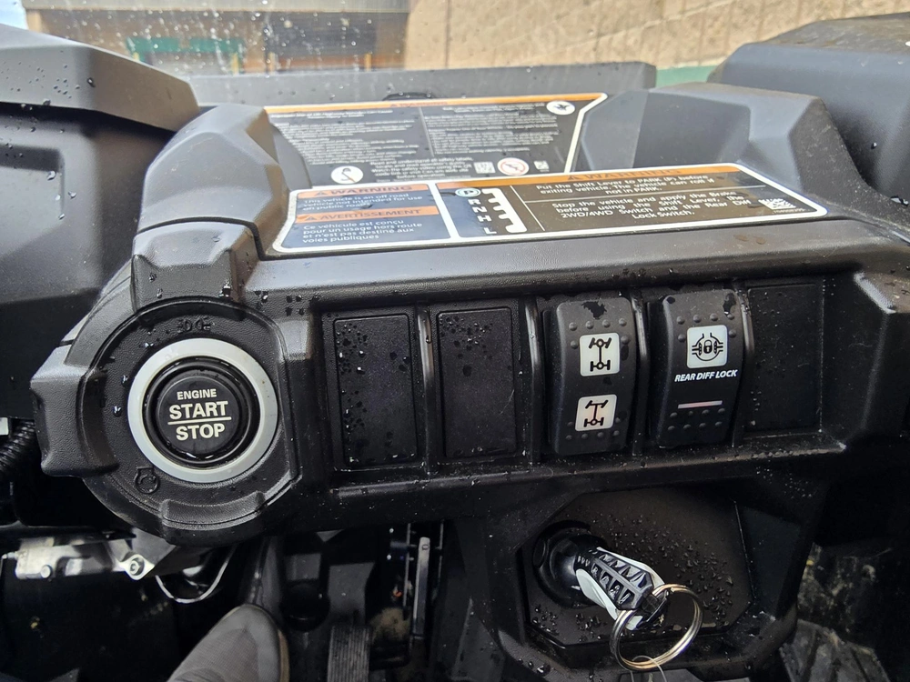2025 Brp Commander Dps 700 alt