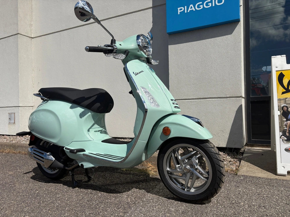 2027 Vespa Primavera 50 alt