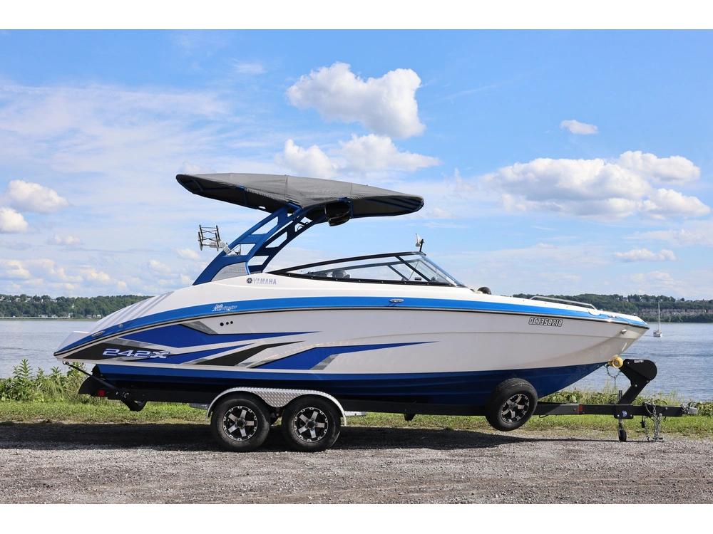 2020 Yamaha 242x alt