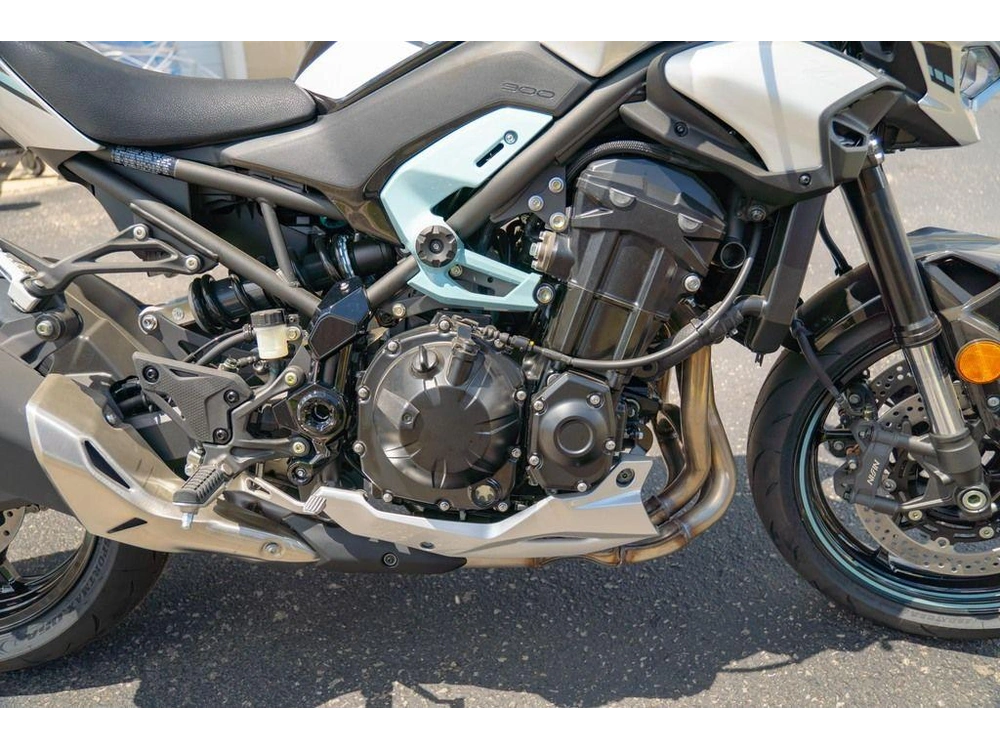2025 Kawasaki Z900 Abs Galaxy Silver/metallic Spark Black alt