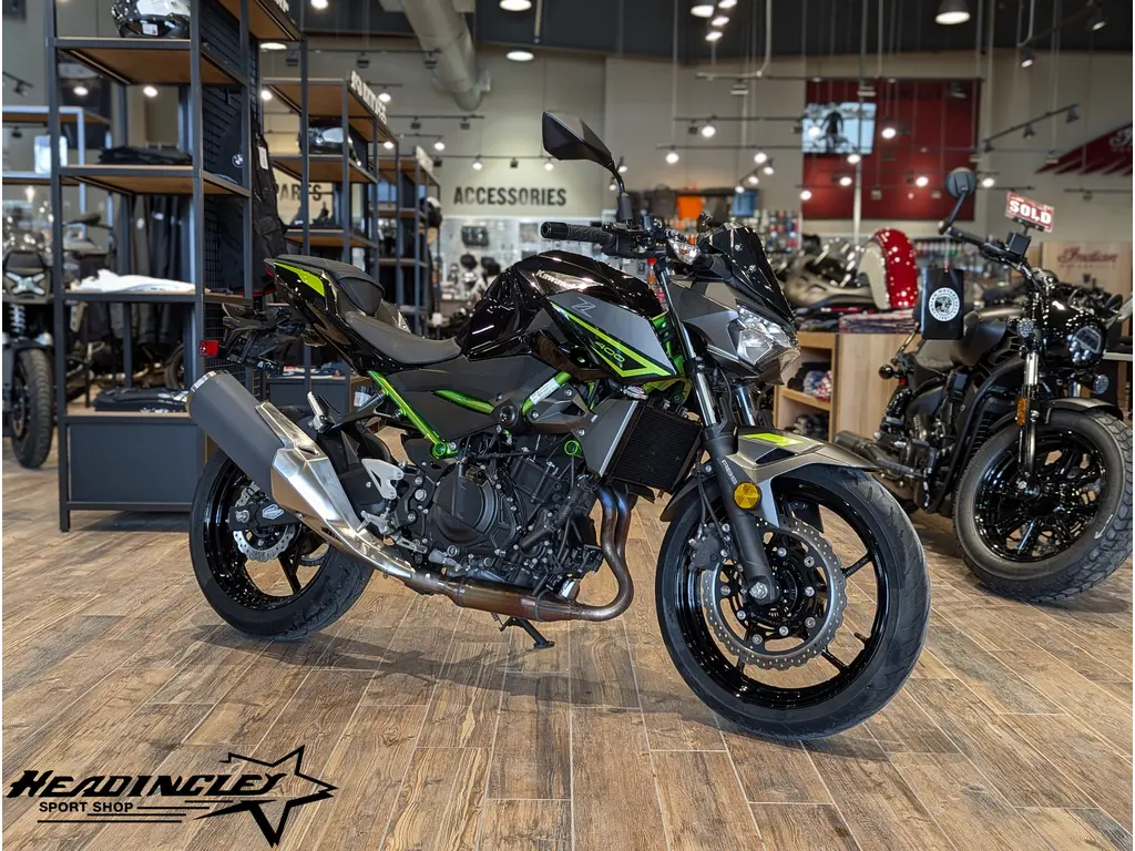 2023 Kawasaki Z400 // Metallic Spark Black/Metallic Matte Graphenesteel Gray