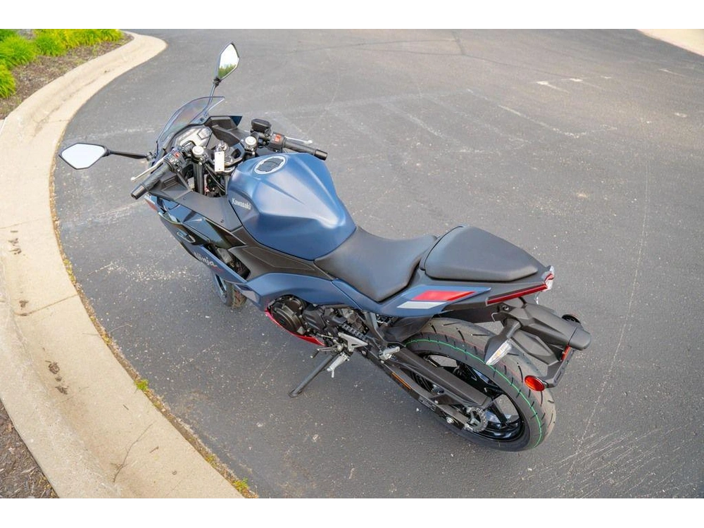 2026 Kawasaki Ninja® 500 Abs Metallic Matte Twilight Blue alt