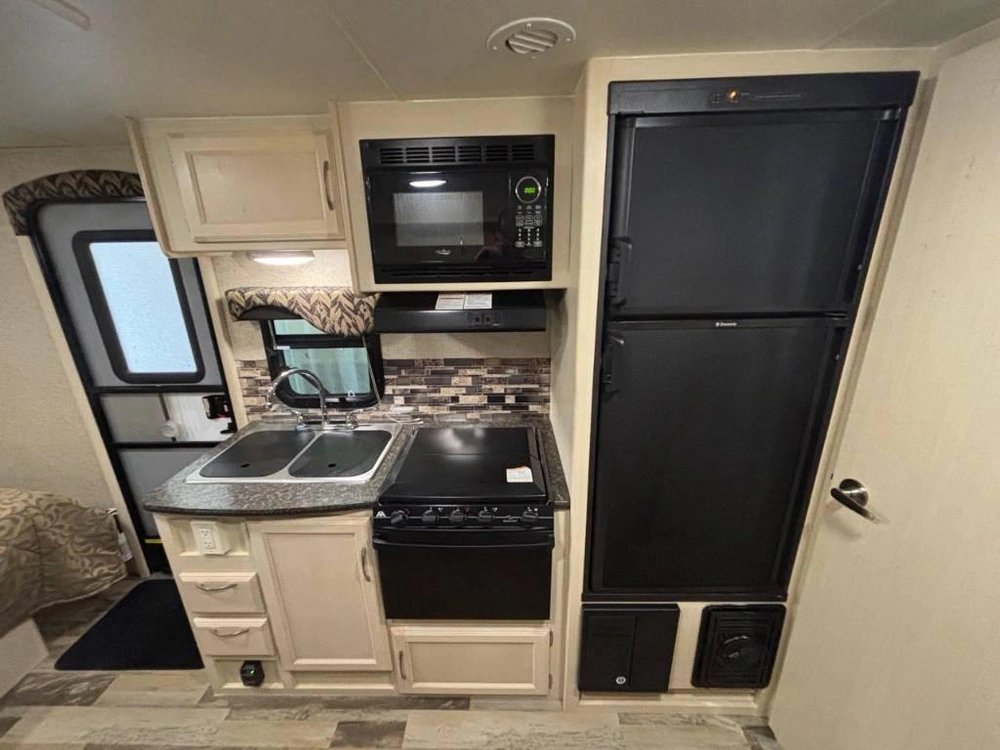 Winnebago Micro Minnie 2106fbs 2017 alt