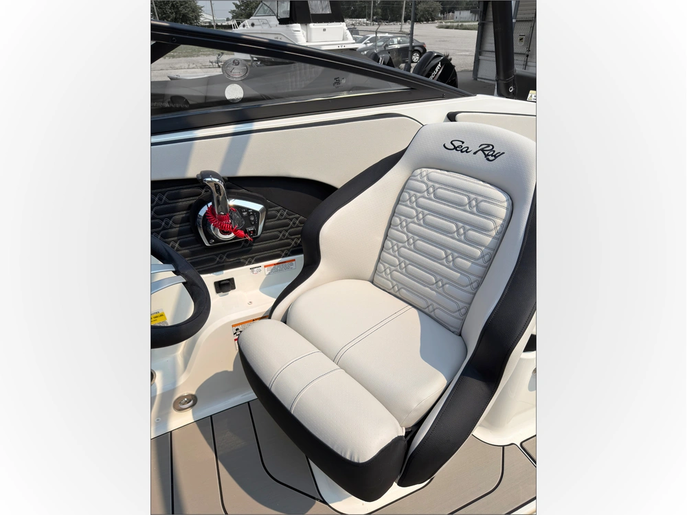 2027 Sea Ray Spo 210 alt
