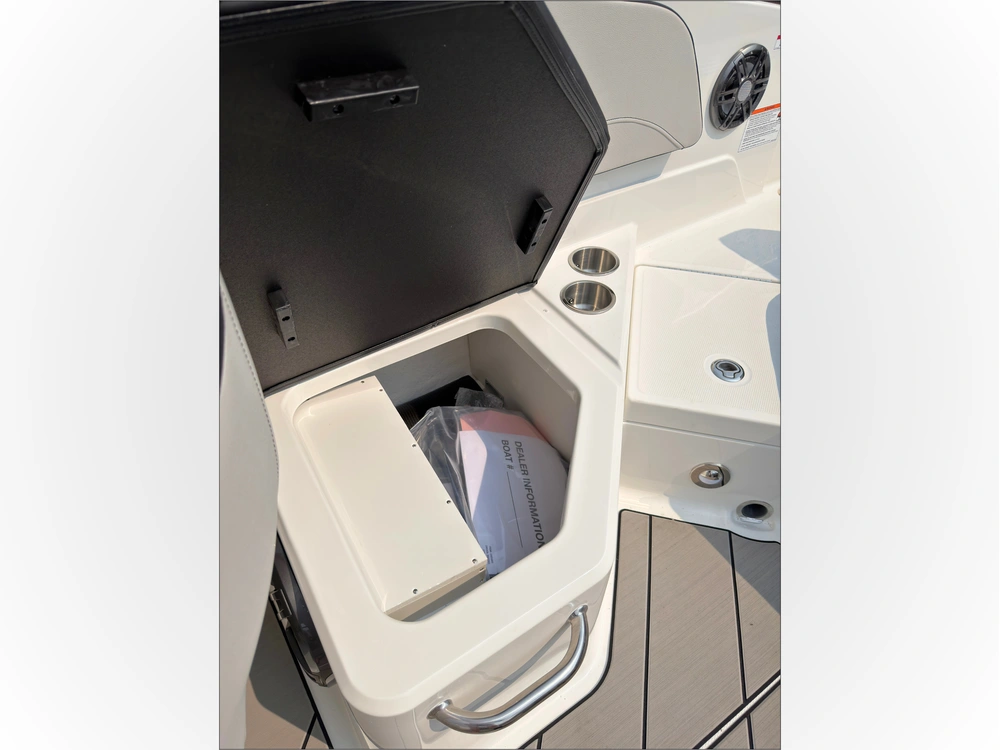 2027 Sea Ray Spo 210 alt