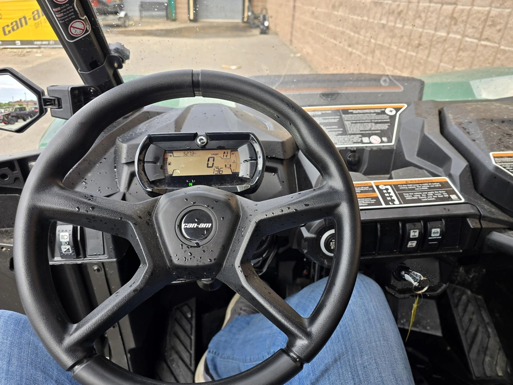 2025 Brp Commander Dps 700 alt