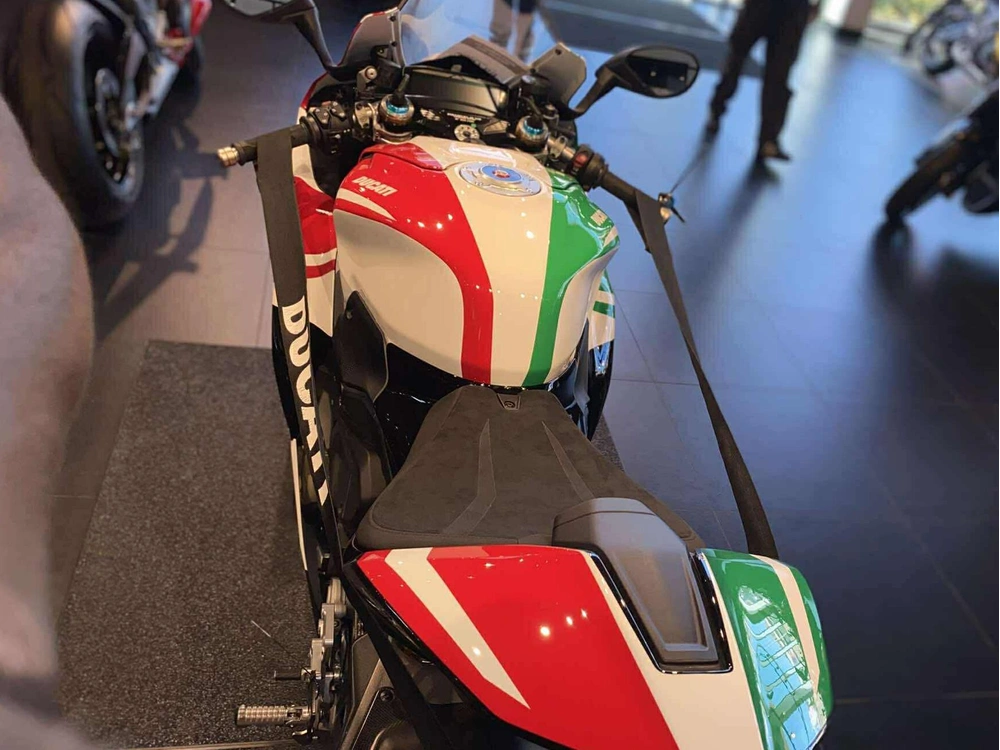 Ducati Panigale V4 Tricolore + 5000$ En Accessoires Ou Vêtements 2025 alt