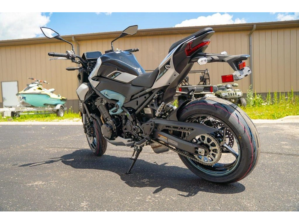 2025 Kawasaki Z900 Abs Galaxy Silver/metallic Spark Black alt
