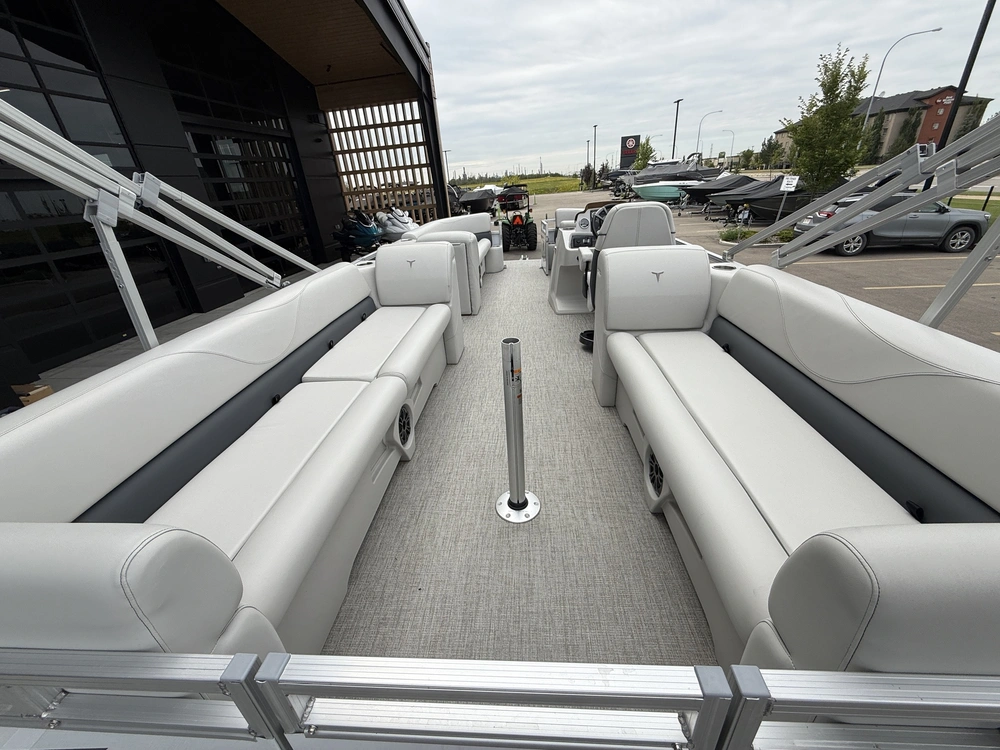 2025 Tahoe 2380ql alt