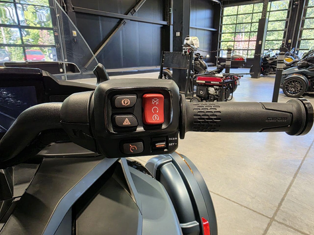Can-am F3 Limited 2026 alt