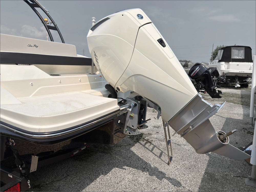 2027 Sea Ray Spo 210 alt