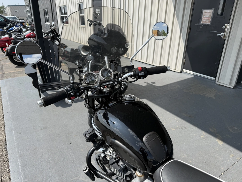 2023 Triumph T120 alt