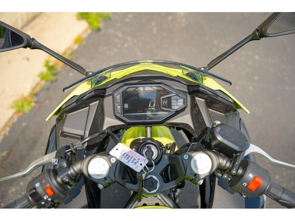 2026 Kawasaki Ninja® 500 Abs Metallic Yellowish Green/ebony alt