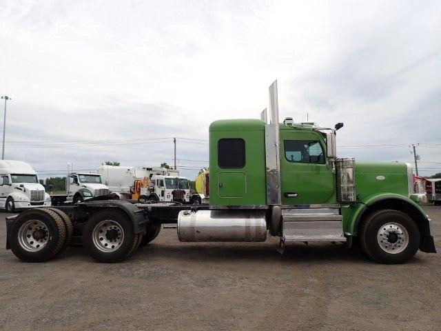 Peterbilt 589 2025
