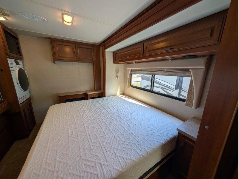 Fleetwood Bounder 33u 2011 alt