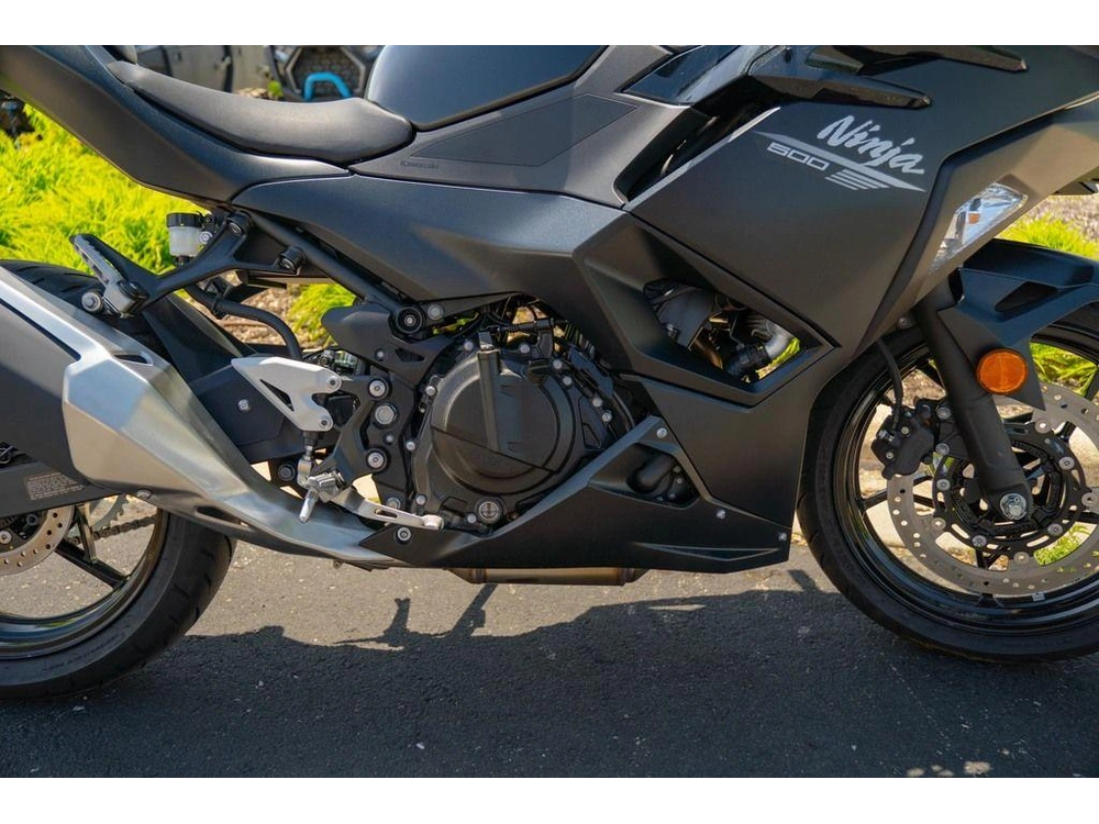 2026 Kawasaki Ninja® 500 alt