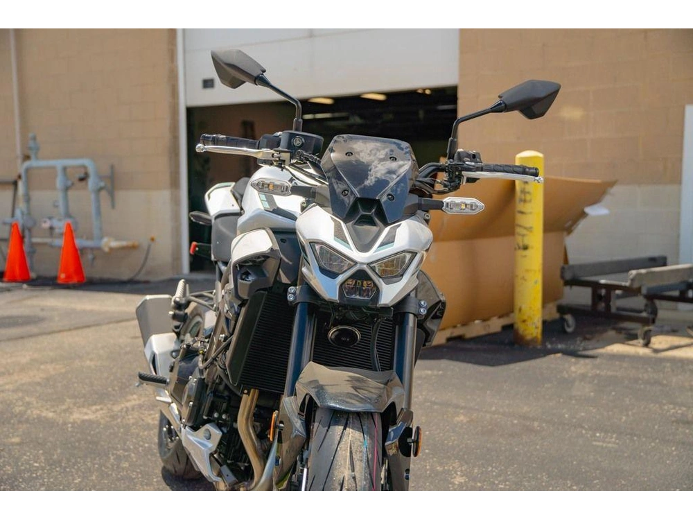 2025 Kawasaki Z900 Abs Galaxy Silver/metallic Spark Black alt