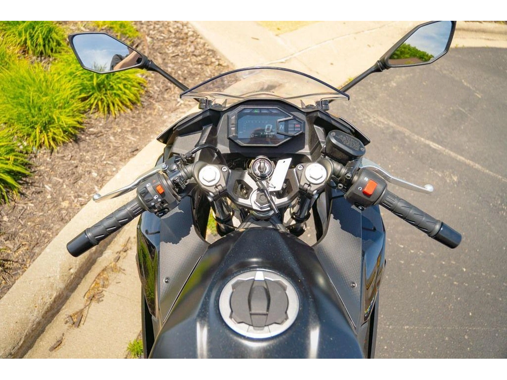 2026 Kawasaki Ninja® 500 alt