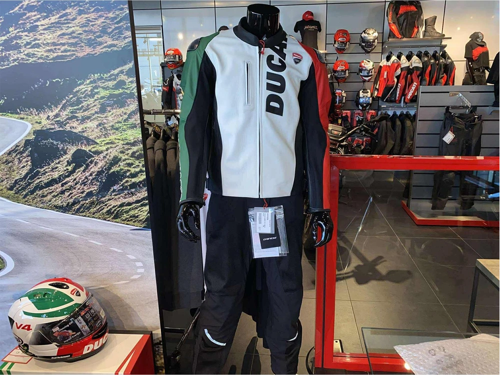 Ducati Panigale V4 Tricolore + 5000$ En Accessoires Ou Vêtements 2025 alt