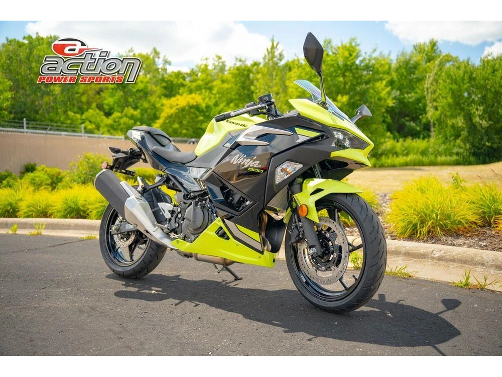 2026 Kawasaki Ninja® 500 Abs Metallic Yellowish Green/ebony alt