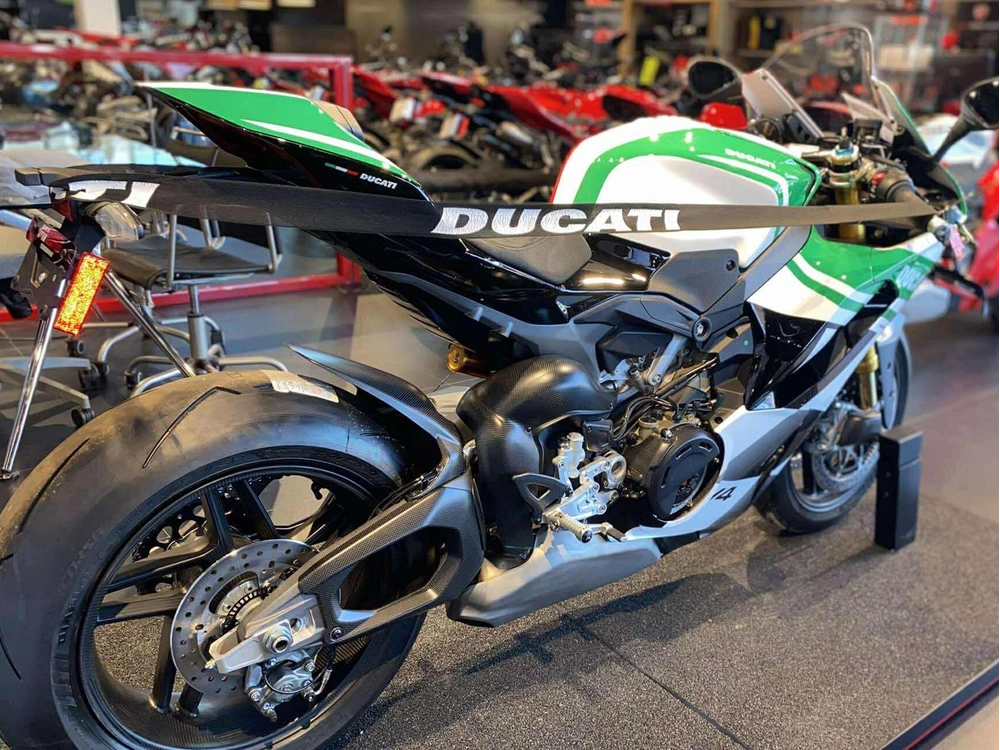 Ducati Panigale V4 Tricolore + 5000$ En Accessoires Ou Vêtements 2025 alt