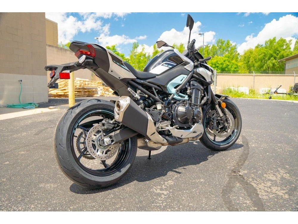 2025 Kawasaki Z900 Abs Galaxy Silver/metallic Spark Black alt