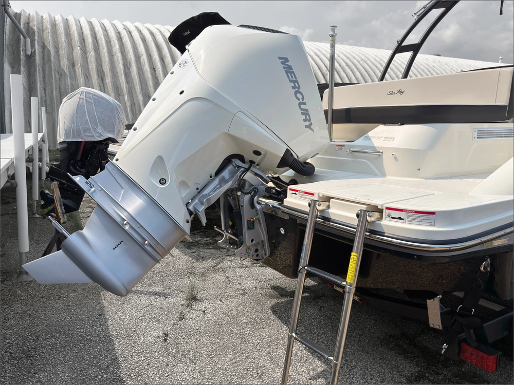 2027 Sea Ray Spo 210 alt