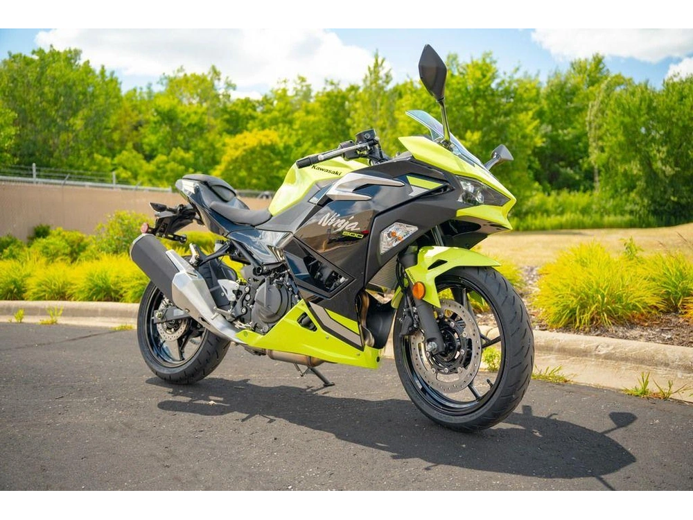 2026 Kawasaki Ninja® 500 Abs Metallic Yellowish Green/ebony alt