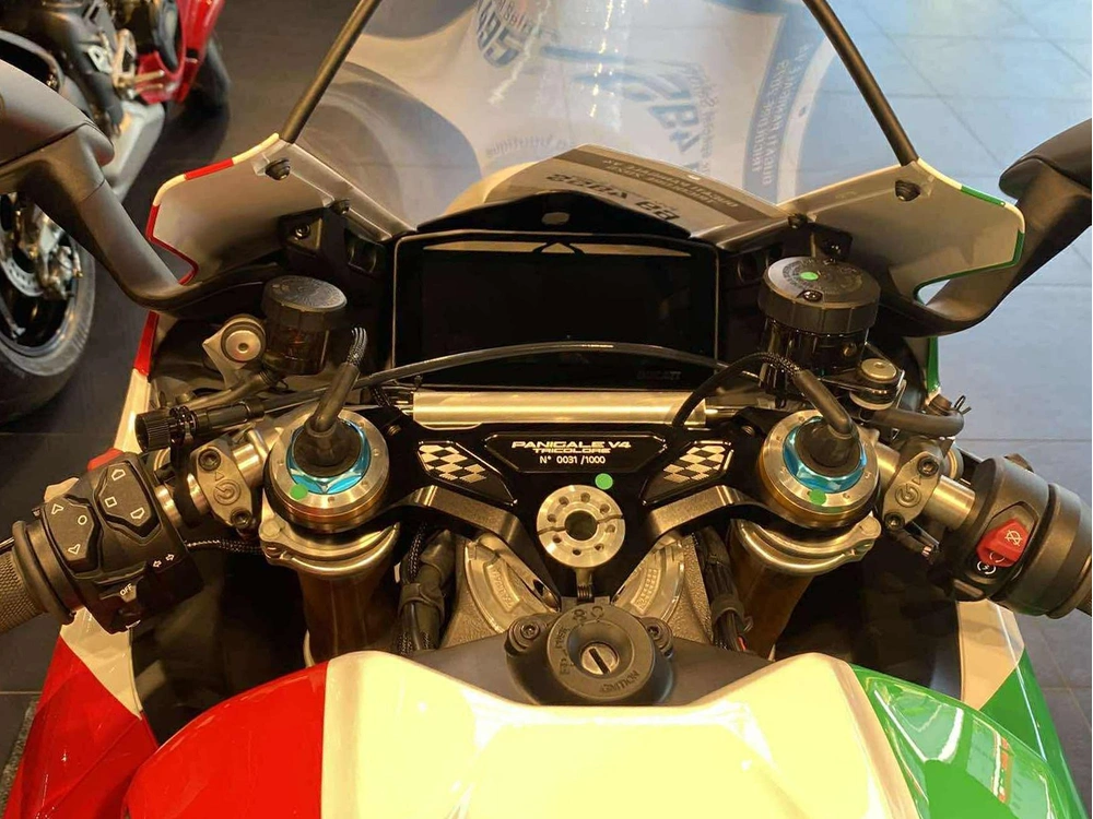 Ducati Panigale V4 Tricolore + 5000$ En Accessoires Ou Vêtements 2025 alt