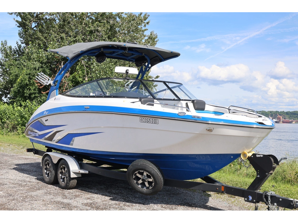 2020 Yamaha 242x alt