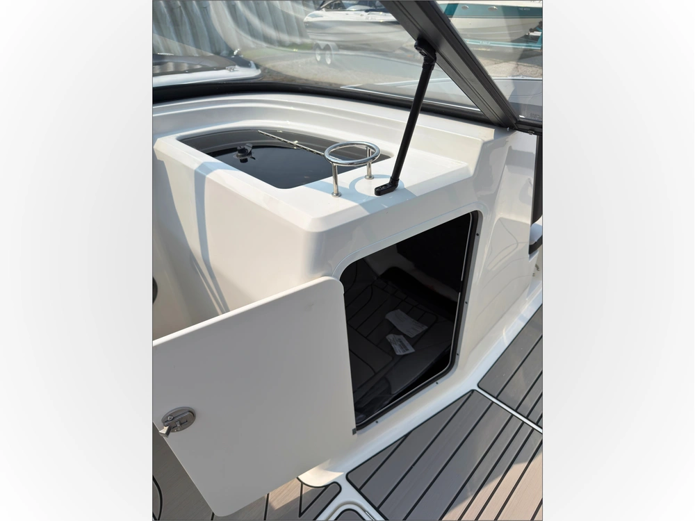 2027 Sea Ray Spo 210 alt