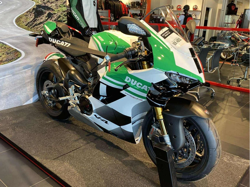 Ducati Panigale V4 Tricolore + 5000$ En Accessoires Ou Vêtements 2025 alt