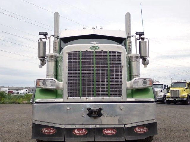 Peterbilt 589 2025