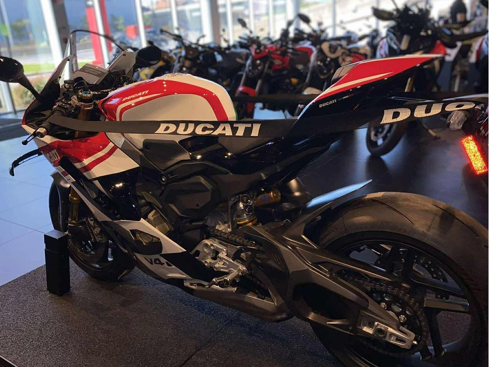 Ducati Panigale V4 Tricolore + 5000$ En Accessoires Ou Vêtements 2025 alt