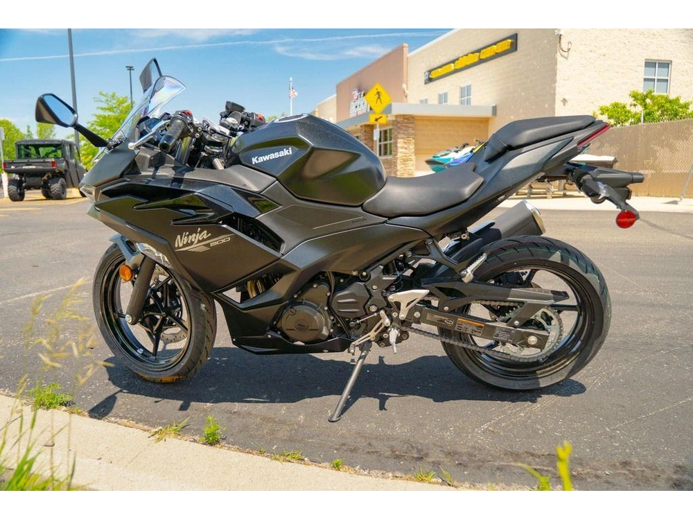 2026 Kawasaki Ninja® 500 alt