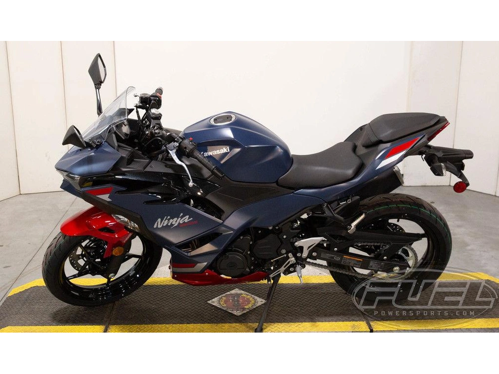 2026 Kawasaki Ninja® 500 Abs Metallic Matte Twilight Blue alt