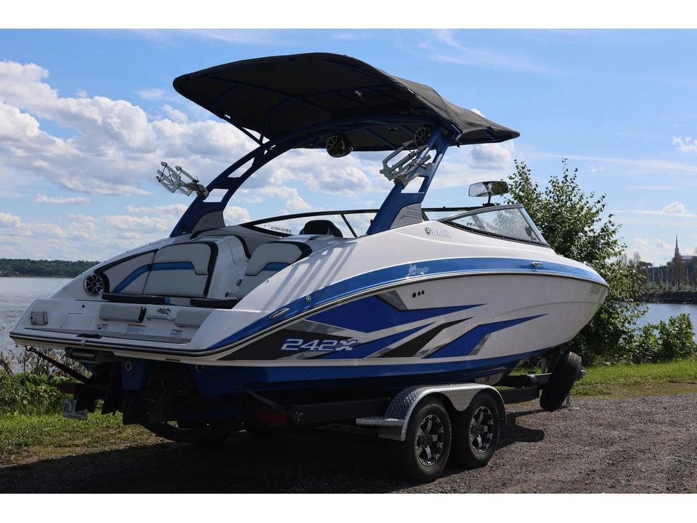 2020 Yamaha 242x alt
