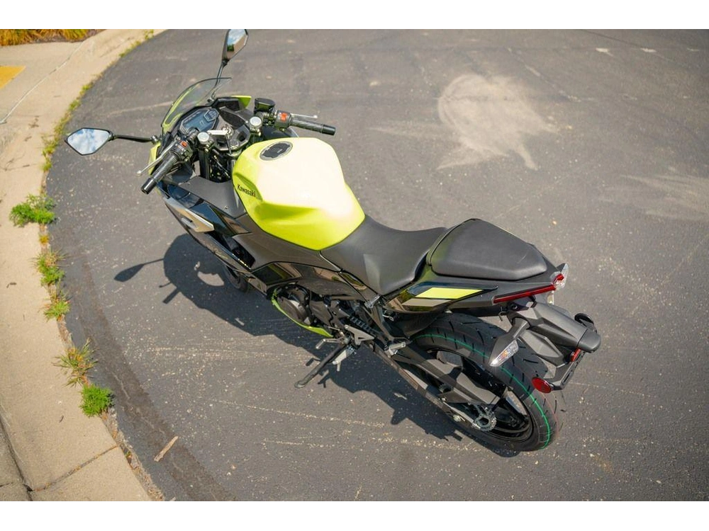 2026 Kawasaki Ninja® 500 Abs Metallic Yellowish Green/ebony alt