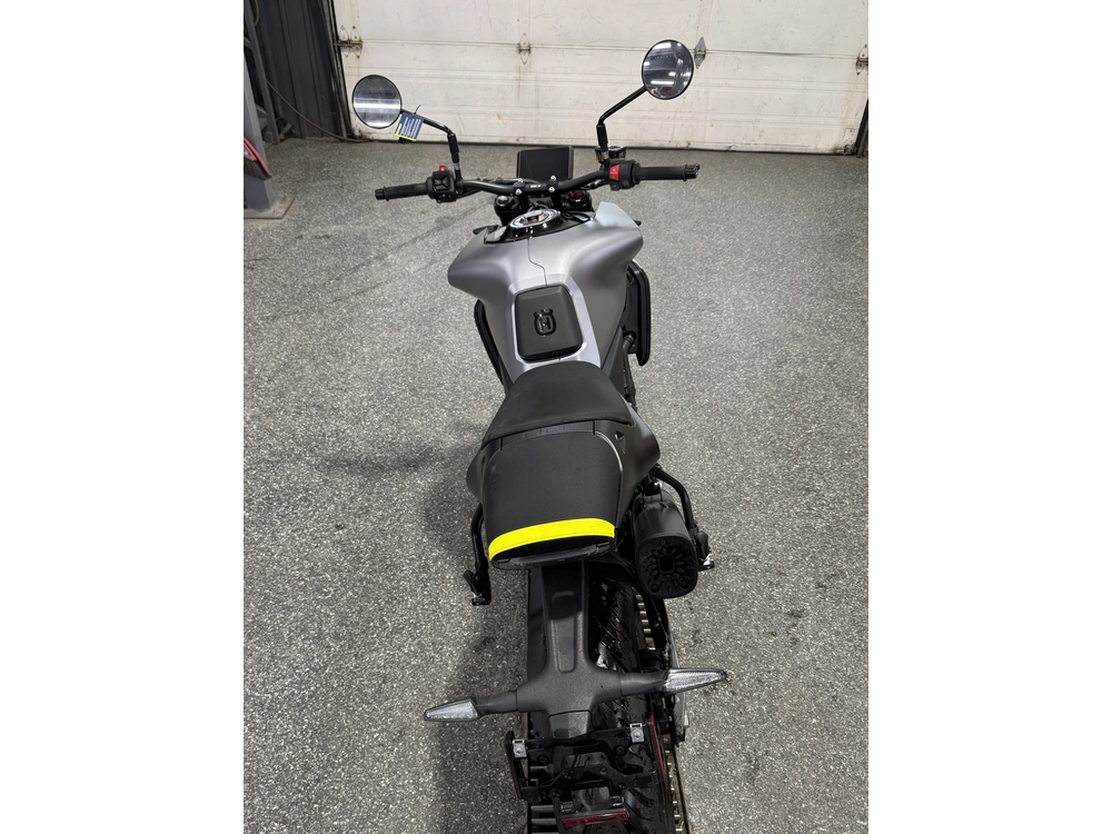 2025 Husqvarna Vitpilen 801 alt