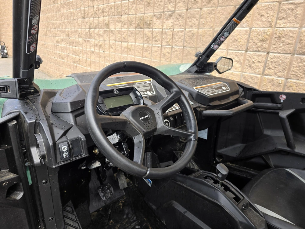 2025 Brp Commander Dps 700 alt