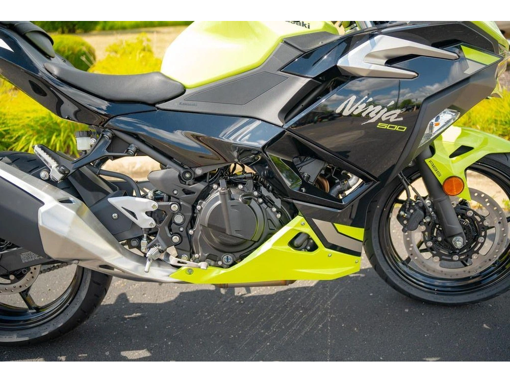 2026 Kawasaki Ninja® 500 Abs Metallic Yellowish Green/ebony alt