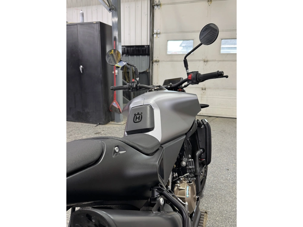 2025 Husqvarna Vitpilen 801 alt