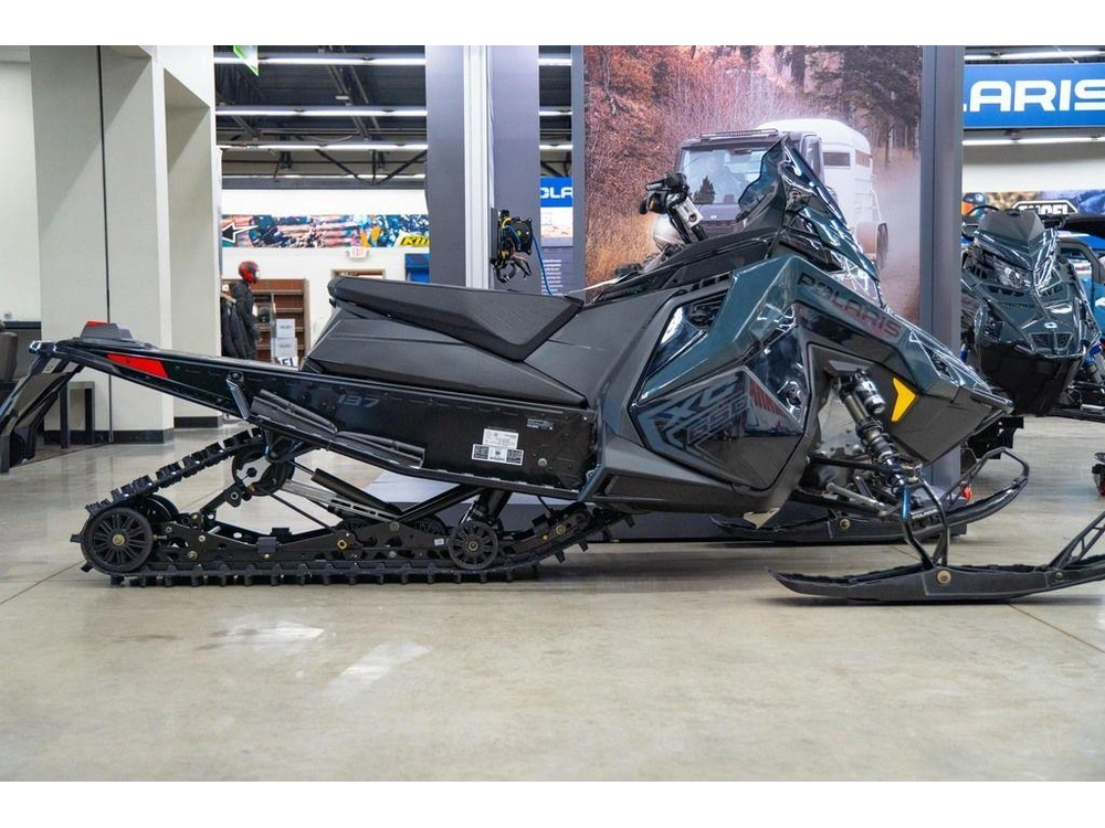 2026 Polaris 650 Indy Xc 137 Gloss Black / Blue Dusk alt