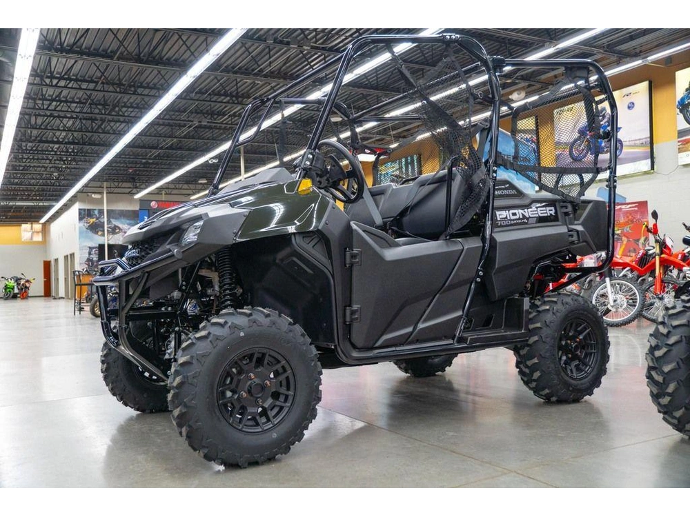 2026 Honda Pioneer 700-4 Deluxe alt